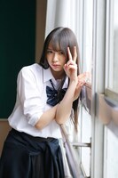 「三品瑠香 1st写真集 EPHEMERAL」の先行カット。（撮影：田口まき）(c)徳間書店