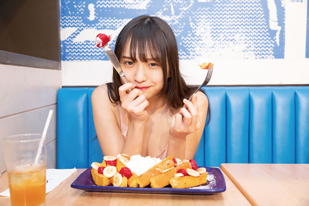 「三品瑠香 1st写真集 EPHEMERAL」の先行カット。（撮影：田口まき）(c)徳間書店