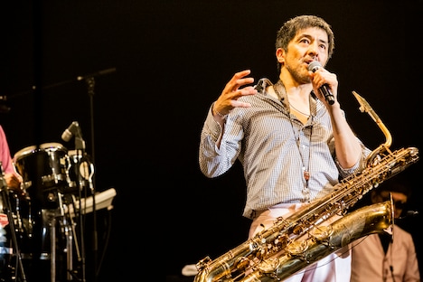 谷中敦（Baritone Sax）（撮影：関瑠惟）