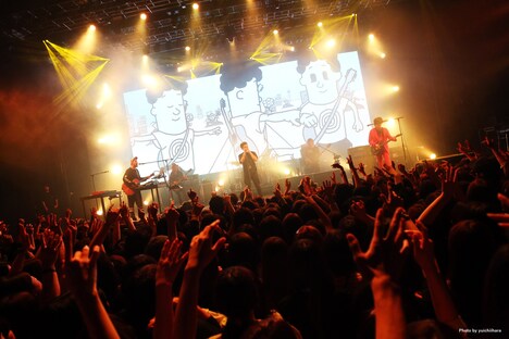 THE XXXXXXの1stワンマンライブの様子。