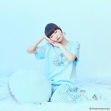 「ピンキー！ともくもくちゃん」Tシャツを着用した藤咲彩音。