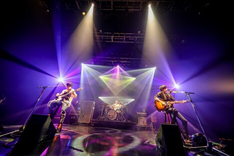 アコースティックスタイルで演奏するUNISON SQUARE GARDEN。（Photo by Viola Kam［V'z Twinkle］）