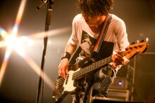 田淵智也（B）（Photo by Viola Kam［V'z Twinkle］）