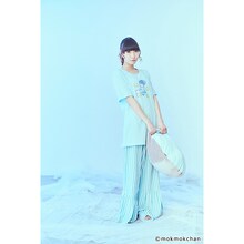 「ピンキー！ともくもくちゃん」Tシャツを着用した藤咲彩音。