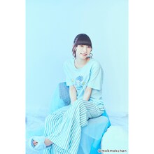 「ピンキー！ともくもくちゃん」Tシャツを着用した藤咲彩音。