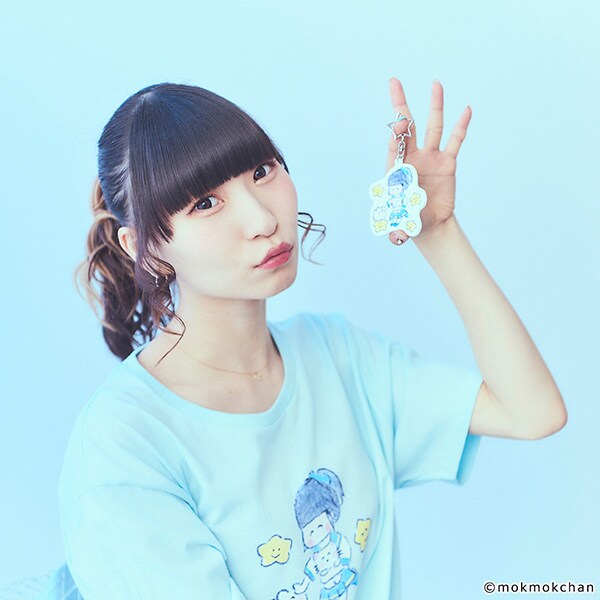 「ピンキー！ともくもくちゃん」Tシャツを着用し、アクリルキーホルダーを持つ藤咲彩音。
