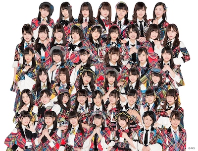 AKB48 Team 8。最上段の左から3番目が谷川聖。