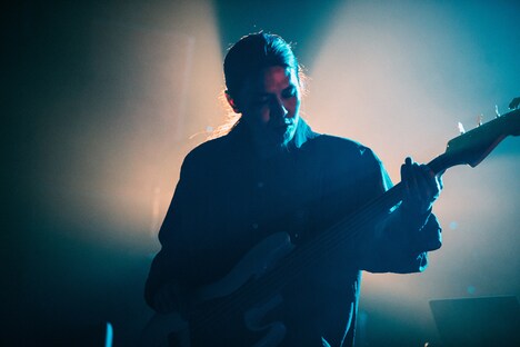 山崎康介（G, Syn）（Photo by Ray Otabe）