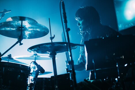 大澤実音穂（Dr）（Photo by Ray Otabe）