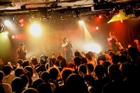 Malcolm Mask McLaren「Counterattack of idiot」の様子。（写真提供：エイジアプロモーション）