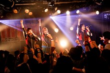 Malcolm Mask McLaren「Counterattack of idiot」の様子。（写真提供：エイジアプロモーション）