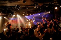 Malcolm Mask McLaren「Counterattack of idiot」の様子。（写真提供：エイジアプロモーション）