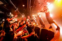 Malcolm Mask McLaren「Counterattack of idiot」の様子。（写真提供：エイジアプロモーション）