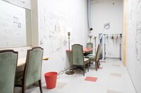 アーティストたちの落書きをそのまま残している楽屋。