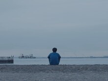 折坂悠太「抱擁 / 櫂」MVのワンシーン。