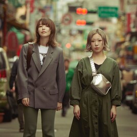 「Love music」がyonigeの初海外公演に密着、感覚ピエロは「O・P・P・A・I」連呼