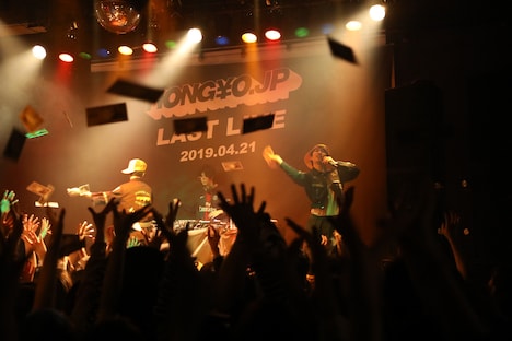 紙幣をばらまくTOMAとRYUTO。（撮影：大庭元）