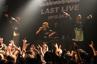 ZEN-LA-ROCK（右）が登場しての「Oh!!!受験☆Night Fever」のパフォーマンス。（撮影：大庭元）