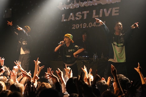 ZEN-LA-ROCK（右）が登場しての「Oh!!!受験☆Night Fever」のパフォーマンス。（撮影：大庭元）