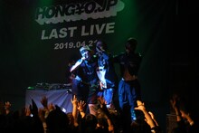 ZEN-LA-ROCK（中央）と「Oh!!!受験☆Night Fever」を歌うMAGiC BOYZ。（撮影：大庭元）