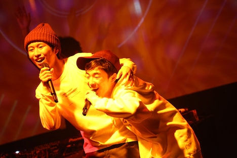 肩を組むTOMAとRYUTO。（撮影：大庭元）