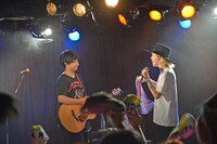 吉田山田「吉田山田47都道府県ツアー～二人またまた旅2019～」沖縄公演の様子。