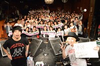 吉田山田「吉田山田47都道府県ツアー～二人またまた旅2019～」沖縄公演の様子。