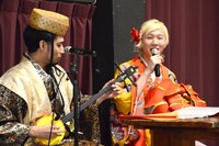 即興ソング「ピザ食べた」を歌う山田義孝（Vo）。