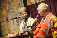 即興ソング「ピザ食べた」を歌う山田義孝（Vo）。