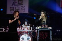 鬼龍院翔（Vo-karu）が歌う横で「ホルン」を頬張る喜矢武豊（Gita-）。