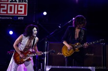 樽美酒研二（Doramu）とTAKURO（G）。