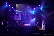 ゴールデンボンバーのライブの様子。