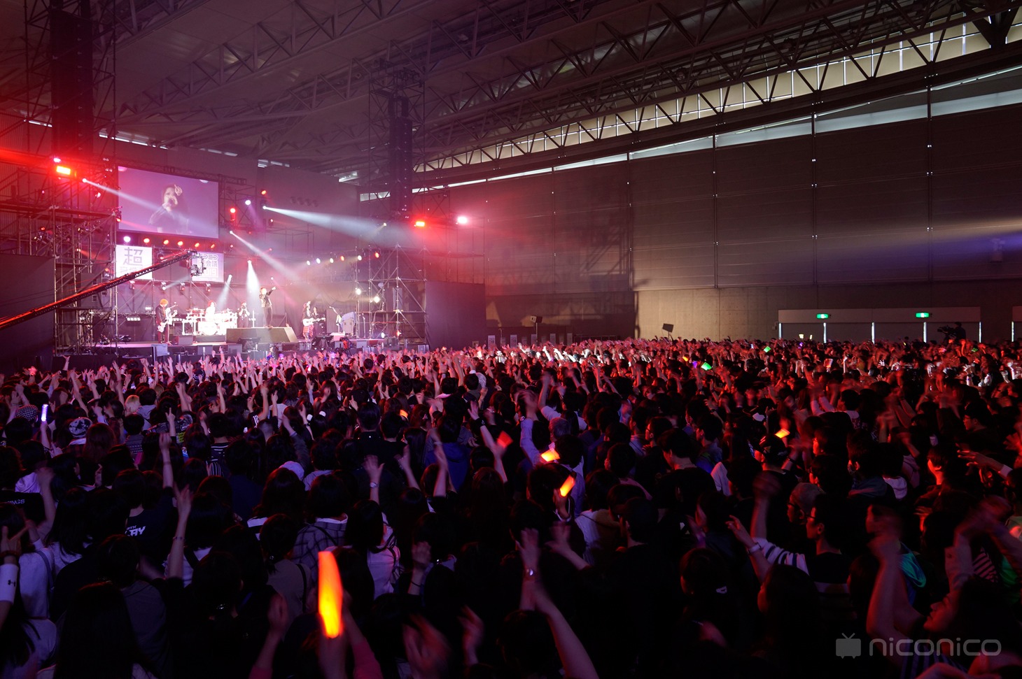 ゴールデンボンバーのライブの様子。