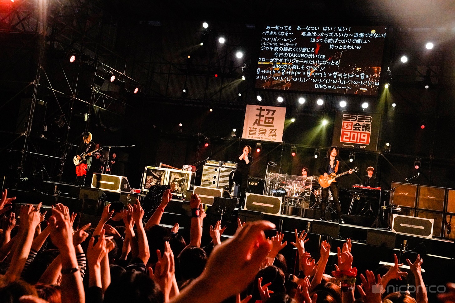 GLAYのライブの様子。
