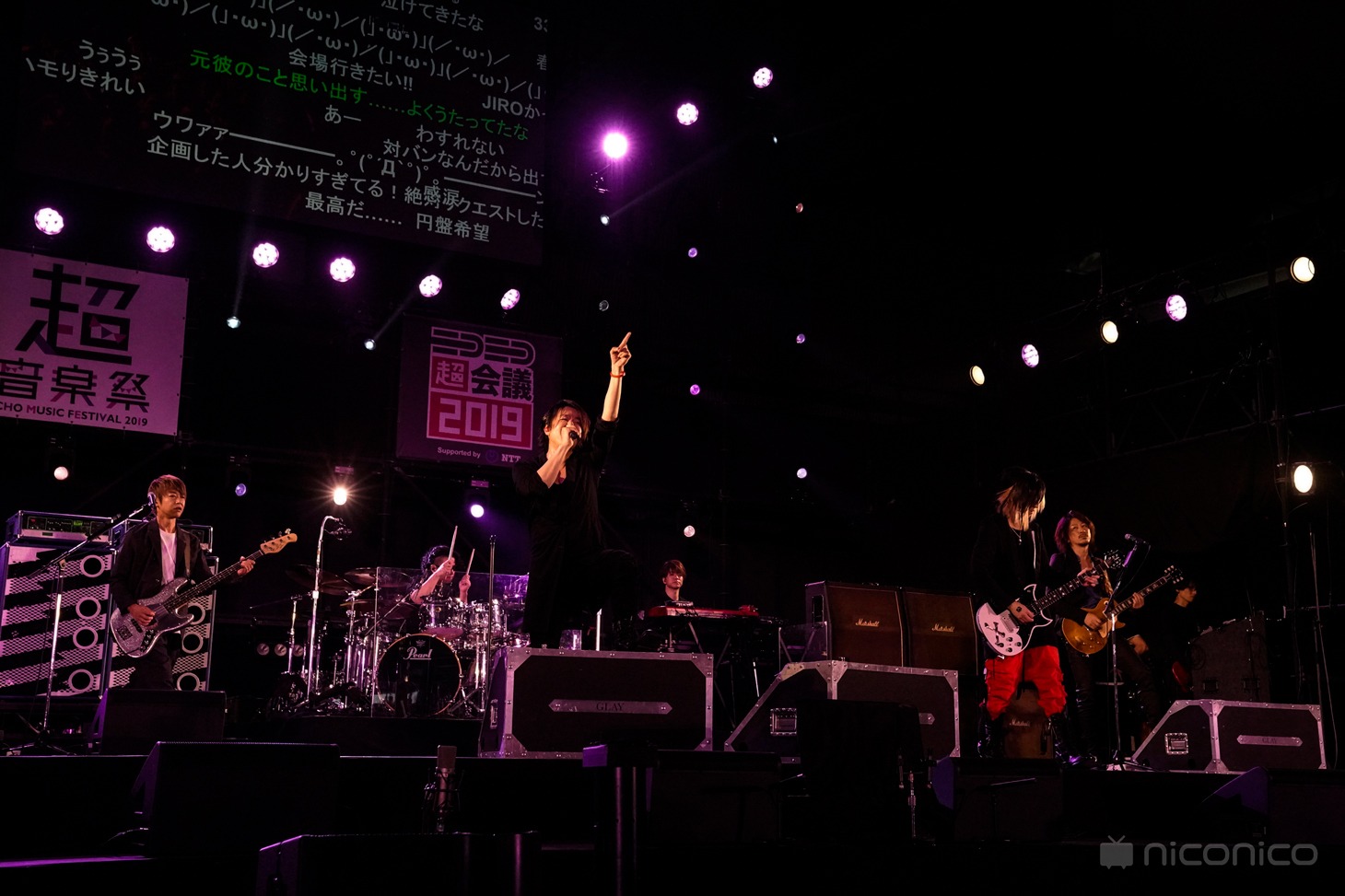 GLAYのライブの様子。
