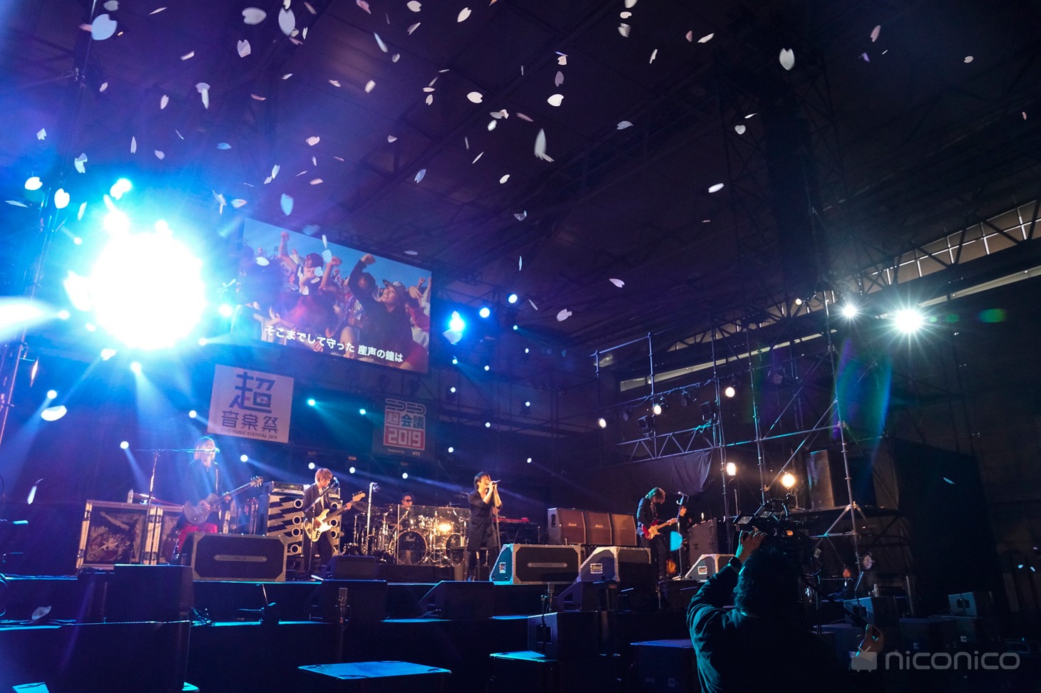 GLAYのライブの様子。