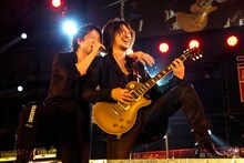 TERU（Vo）とTAKURO（G）。