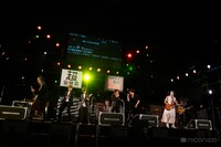 アンコールでセッションをするGLAYとゴールデンボンバー。