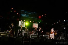 アンコールでセッションをするGLAYとゴールデンボンバー。