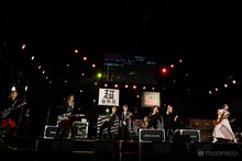 アンコールでセッションをするGLAYとゴールデンボンバー。