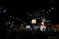 アンコールでセッションをするGLAYとゴールデンボンバー。