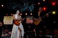 樽美酒研二（Doramu）とTAKURO（G）。