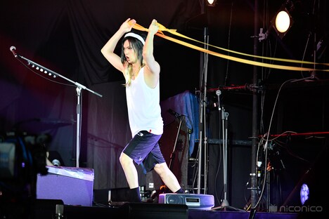 “GLAYチョップ”をする喜矢武豊（Gita-）。