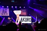 TAKURO（G）をPRする樽美酒研二（Doramu）。