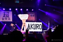 TAKURO（G）をPRする樽美酒研二（Doramu）。