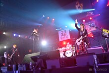 ゴールデンボンバーのライブの様子。