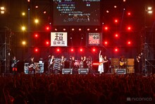 アンコールでセッションをするGLAYとゴールデンボンバー。