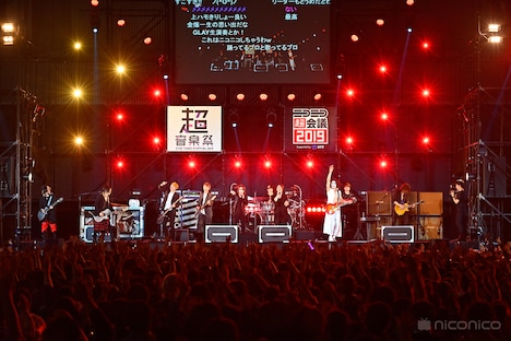 アンコールでセッションをするGLAYとゴールデンボンバー。