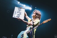 ライブでプライベートレーベル設立を告知する中嶋イッキュウ（Vo, G）。