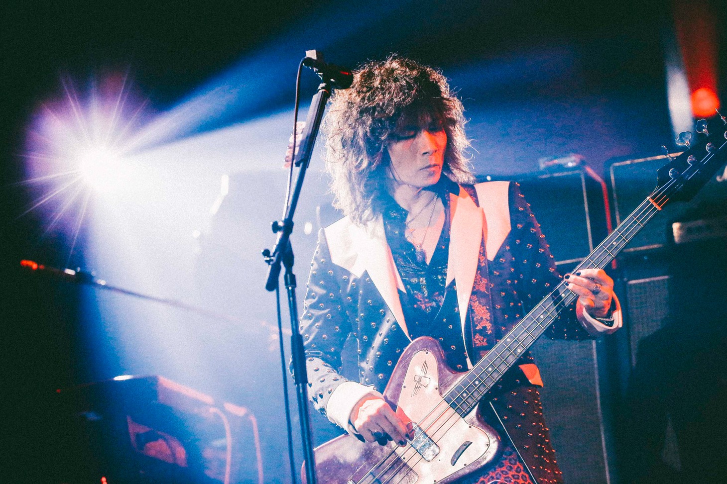 「THE YELLOW MONKEY SUPER JAPAN TOUR 2019 -GRATEFUL SPOONFUL」静岡・エコパアリーナ4月27日公演の廣瀬洋一（B）。（撮影：横山マサト）